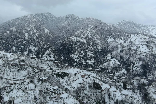 Aero俯瞰白雪覆盖的高山 — 图库照片