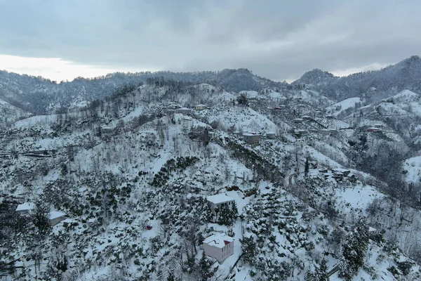 Aero俯瞰白雪覆盖的高山 — 图库照片