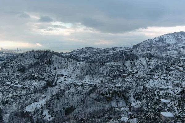 Karla kaplı dağların manzarası