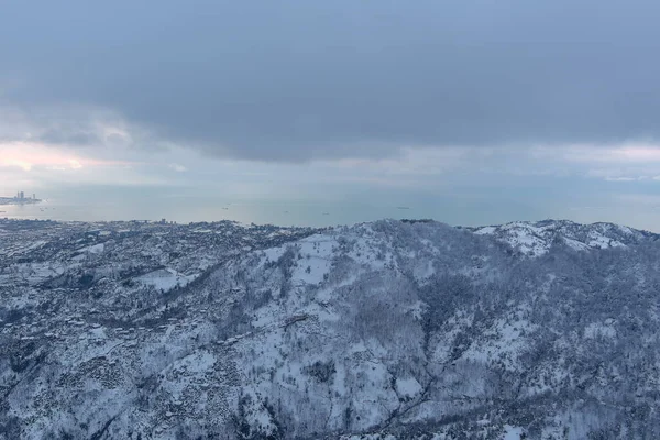 Karla kaplı dağların manzarası