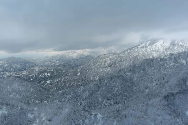 Karla kaplı dağların manzarası