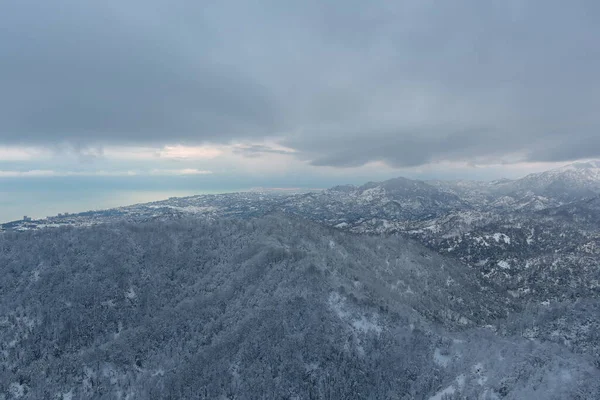 Karla kaplı dağların manzarası