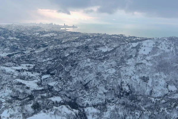 Karla kaplı dağların manzarası