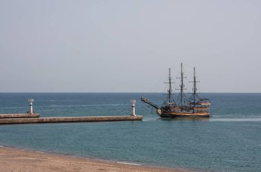 Gemi nehrin girişine doğru gidiyor.