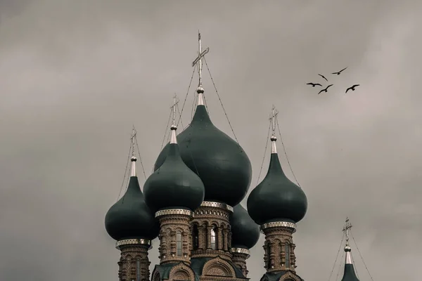 Kubah Yang Indah Dari Gereja Dengan Salib Terhadap Langit Langit — Stok Foto