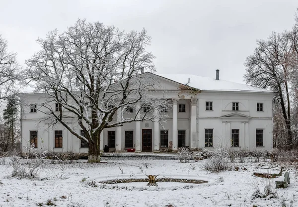 Uma Velha Mansão Branca Abandonada Inverno Neve Uma Grande Árvore — Fotografia de Stock