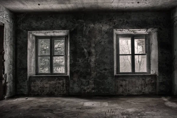 Dos Ventanas Simétricas Una Habitación Espantosa Terrible Viejo Edificio Abandonado — Foto de Stock