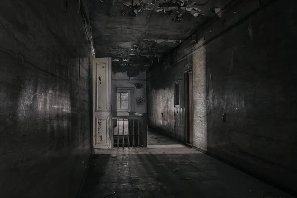 Couloir Sombre Sombre Dans Vieux Bâtiment Abandonné Des Portes Bois — Photo