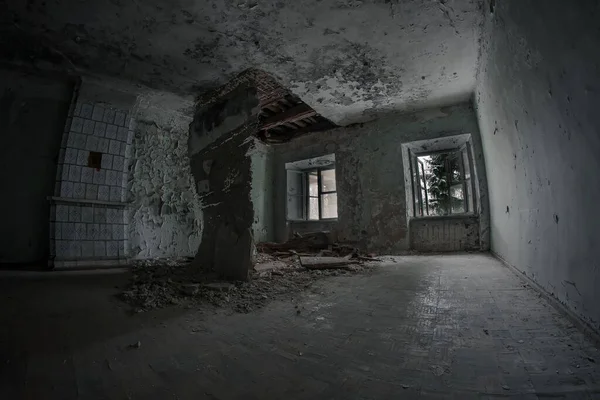 Una Habitación Vieja Aterradora Una Vieja Casa Abandonada Techo Derrumba — Foto de Stock