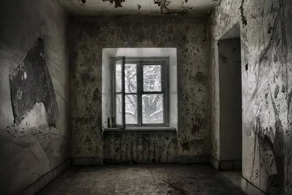 Stary Opuszczony Pokój Oknem Obrzydliwe Ściany Drzewo Oknem — Zdjęcie stockowe