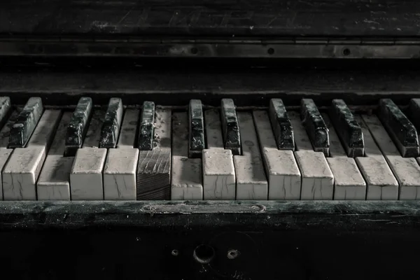Trasiga Pianotangenter Ett Övergivet Hus Ett Uråldrigt Musikinstrument Svart Och — Stockfoto