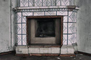 Terk edilmiş bir malikanede antik bir şömine. Antik güzel mimari.