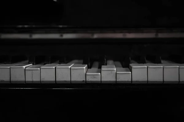 放棄された家の壊れたピアノキー 古代の楽器だ 黒と白 — ストック写真