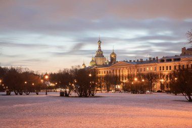 Petersburg 'un güzel mimarisi. Renkli gökyüzü, parlayan fenerler. Soğuk kış akşamı.