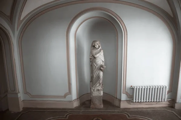 Erhaltene Statue Einem Alten Verlassenen Herrenhaus Schöner Innenraum — Stockfoto
