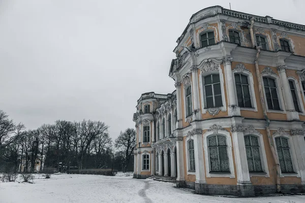 Красивое Старое Заброшенное Поместье Античная Архитектура Древнее Здание Зимний День — стоковое фото