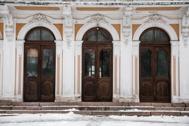 Terk edilmiş bir malikâneye eski ve güzel kapılar. Antik antik mimari.