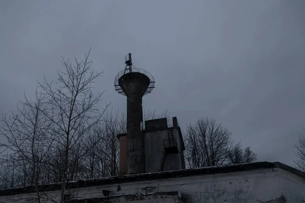 Une Vieille Tour Sur Toit Bâtiment Abandonné Ciel Nuageux Soirée — Photo