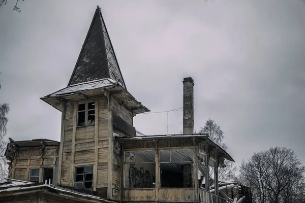 Ein Altes Verlassenes Herrenhaus Wald Winterlicher Schneetag Schöne Architektur Bewölkter — Stockfoto