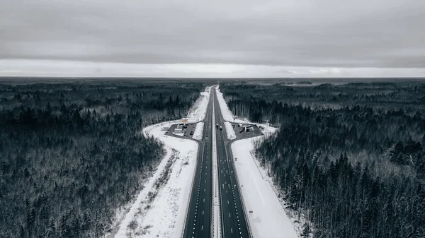 Bella Strada Attraverso Foresta Paesaggio Naturale Invernale Giorno Nevoso Nuvoloso — Foto Stock