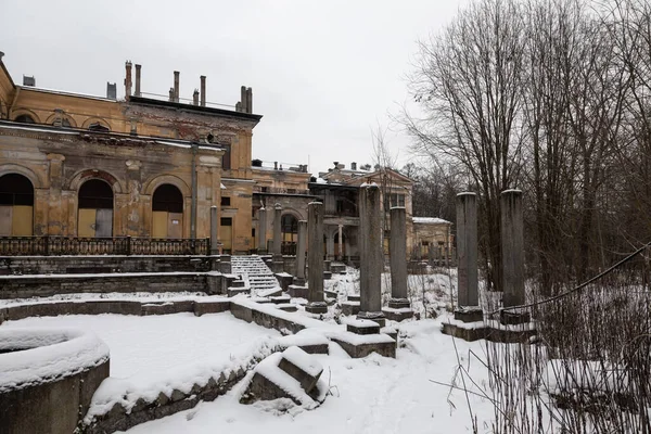 一个美丽的被遗弃的老庄园 冬天下着雪 这座建筑物的古老建筑 — 图库照片