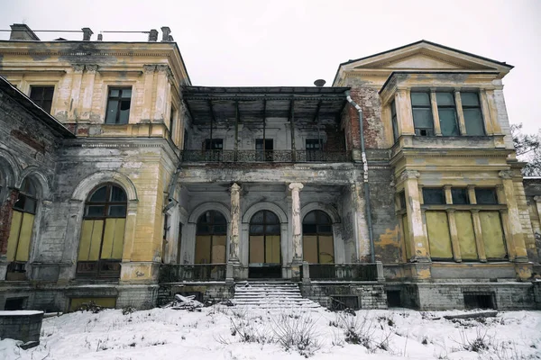 Uma Bela Mansão Abandonada Dia Inverno Com Neve Arquitetura Antiga — Fotografia de Stock