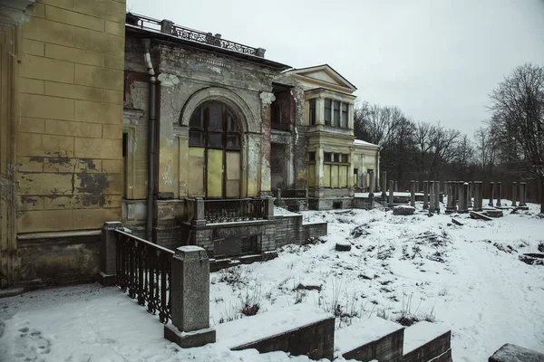 Uma Bela Mansão Abandonada Dia Inverno Com Neve Arquitetura Antiga — Fotografia de Stock