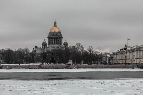 Petersburg Merkezindeki Güzel Eski Binalar Donmuş Nehrin Seti Kar Bulutlu — Stok fotoğraf