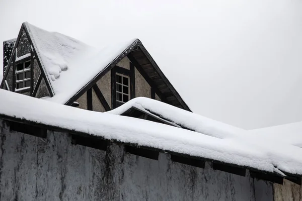 Telhado Uma Antiga Casa Abandonada Neve Telhado Janela Sótão — Fotografia de Stock