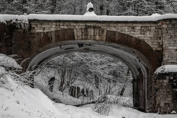 Uma Velha Ponte Abandonada Num Parque Inverno Dia Inverno Nevado — Fotografia de Stock