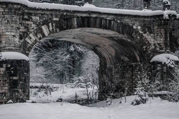 Uma Velha Ponte Abandonada Num Parque Inverno Dia Inverno Nevado — Fotografia de Stock