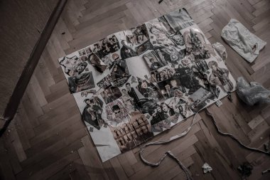 Evde terk edilmiş eski bir poster var. Zemin kat. Terk edilmiş eski bir ev. Eski oda. Fotoğraflı poster.