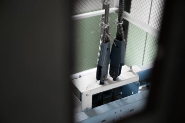 Terk edilmiş eski bir evde kablolu asansör çatısı. Delikten bak.