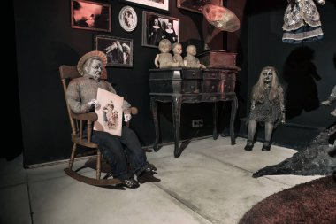 10.03.2021. Moskova. Rusya Federasyonu. Ölü bebekler gramofonlu bir masanın yanında oturuyorlar. Korkunç terk edilmiş bir daire. Korkunç bebekler..