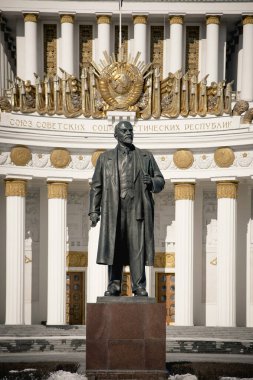 Lenin için güzel ve uzun bir anıt. Sovyet mimarisi. SSCB 'nin arması. Yazının çevirisi - Sovyet Sosyalist Cumhuriyetler Birliği.