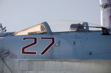  Savaş uçağı kokpiti. Güneşli bir gün. Bir dövüşçünün güzel bir parçası..