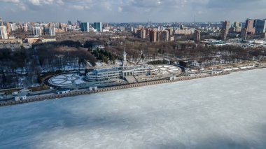 Nehir istasyonunun güzel bir binası. Antik mimari. Şehir manzarası ve donmuş nehir. Güneşli kış günü.