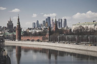 Nehir kıyısındaki güzel Moskova Kremlin. Yüksek kuleler. Güneşli bir gün. Antik mimari. Moskova Merkezi.