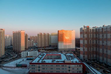 Modern kentsel alan. Güneş ışınları binaya yansıyor..