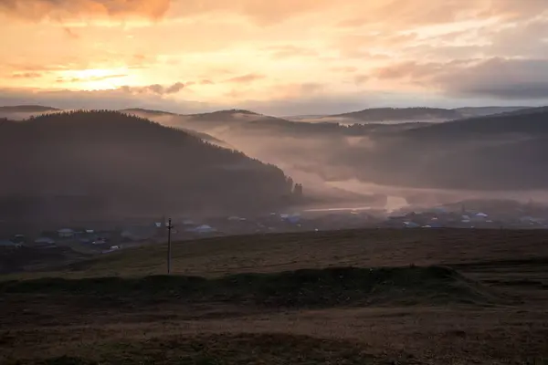 Belas Montanhas Rio Distância Pôr Sol Pôr Sol Colorido Nas — Fotografia de Stock