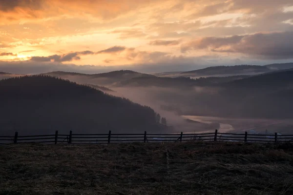 Prachtige Bergen Rivier Verte Bij Zonsondergang Kleurrijke Zonsondergang Bergen Mist — Stockfoto