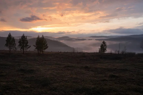 Vackra Berg Och Flod Fjärran Vid Solnedgången Färgglad Solnedgång Bergen — Stockfoto