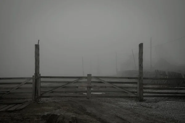 Velhos Portões Madeira Nevoeiro Atrás Deles Névoa Espessa Aldeia Bela — Fotografia de Stock