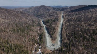 Güzel dolambaçlı bir dağ yolu. Dağ yılanı. Dağ manzarası. Dağ yolunda arabalar. Dik ve korkunç bir dönüş..