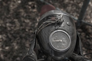 Terk edilmiş eski bir motosikletin parçası. Hız göstergesi. Paslı bir motosiklet kalıntısı. Eski terk edilmiş motorlu araçlar.