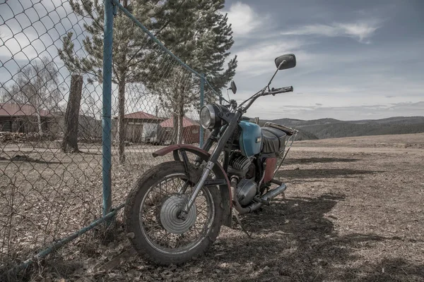 Una Vieja Motocicleta Abandonada Está Junto Valla Hermosa Naturaleza Vieja — Foto de Stock
