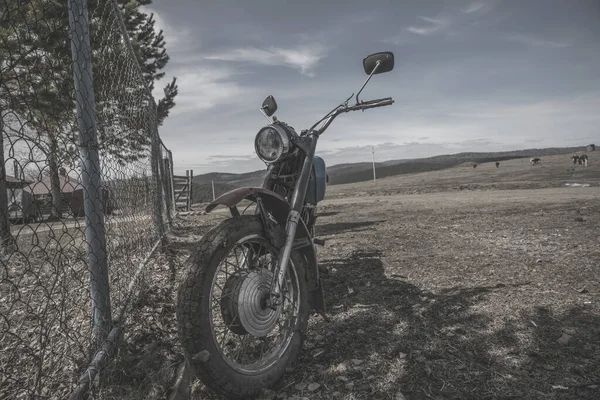 Une Vieille Moto Abandonnée Tient Près Clôture Belle Nature Vieille — Photo