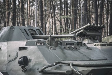 Parktaki askeri teçhizat. Zafer Günü 'nü kutluyoruz. Korkunç bir silah. Zırhlı araçlar.