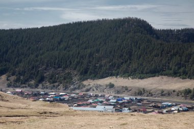 Güzel doğa. Dağlar ve ormanlar. Kırsal alan. Ağaçlar dağların yamaçlarında yetişir. Güneşli bir gün.