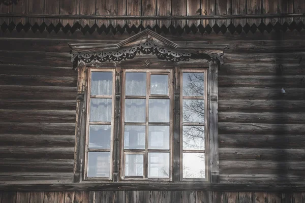 Antika Vackra Fönster Ett Trähus Hus Landet Reflektion Solen Fönstret — Stockfoto